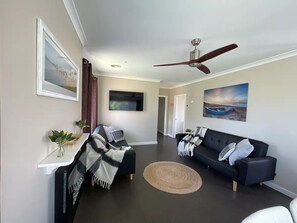 TV, fireplace, Netflix, streaming services - House in Portland Victoria, sleeps 8! (Portland)