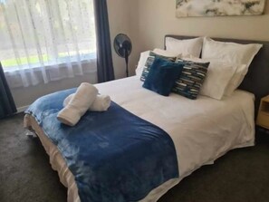 3 bedrooms, desk, iron/ironing board, travel cot - House in Portland Victoria, sleeps 8! (Portland)