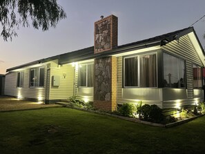 Exterior - House in Portland Victoria, sleeps 8! (Portland)