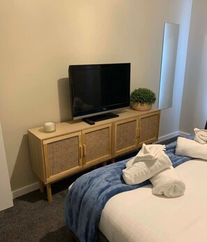 3 bedrooms, desk, iron/ironing board, travel cot - House in Portland Victoria, sleeps 8! (Portland)