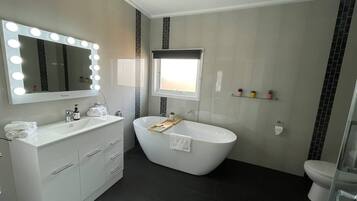 Combined shower/bathtub, hair dryer, towels