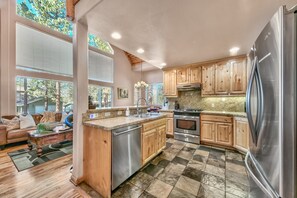 Fridge, microwave, oven, stovetop - Mv11 Lake tahoe estate with heated pool (South Lake Tahoe)
