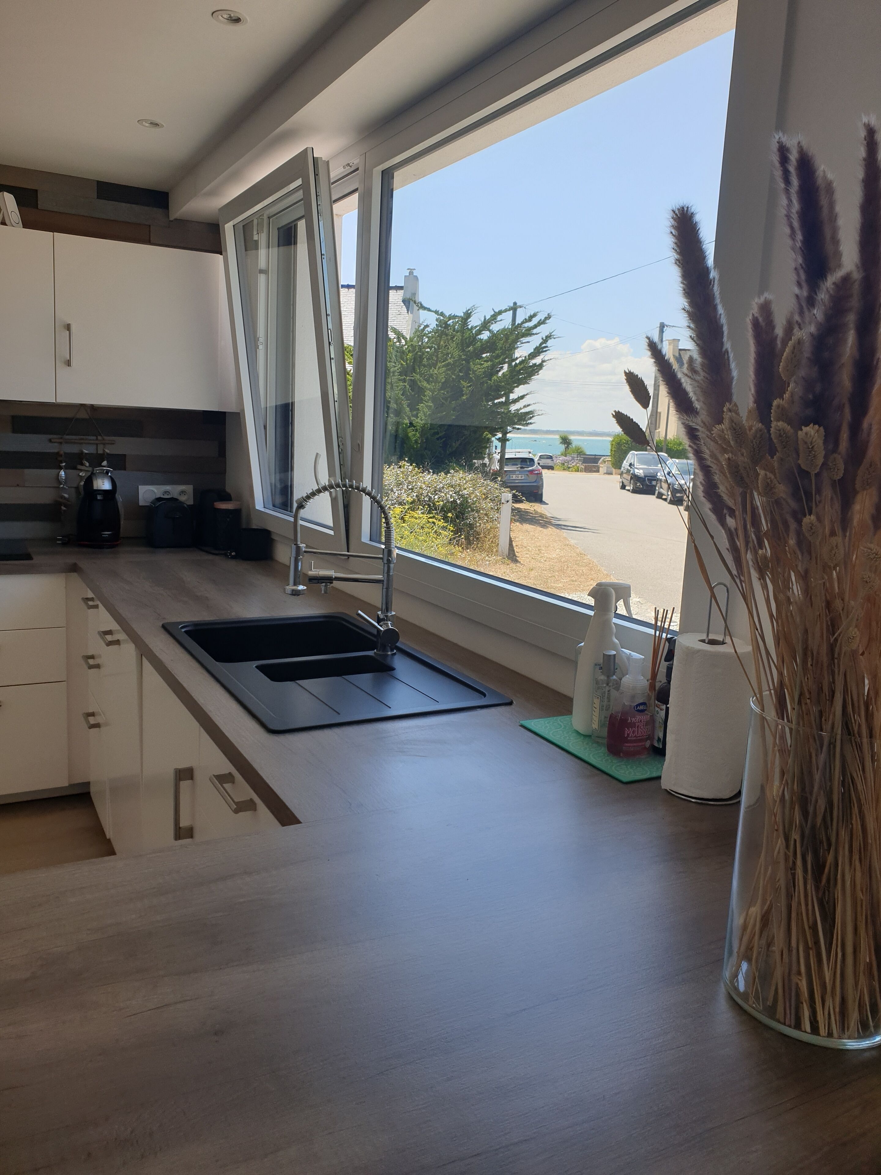 Maison bord de mer ... la mer de chaque côté de la rue.. ideal for the ballades