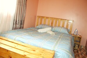 1 habitación, tabla de planchar con plancha, wifi gratis y ropa de cama 