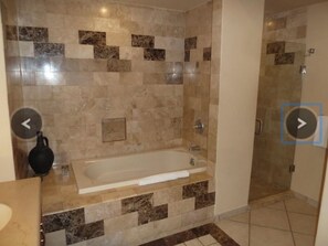 Bathtub, hair dryer, towels, soap - Las Palomas Beach & Golf Resort, Puerto Penasco, MX Beautiful 3 Bed 2 bath condo (Puerto Peñasco)