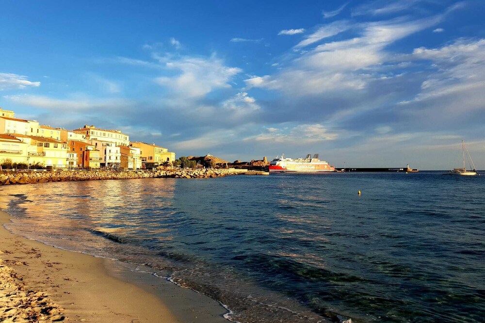 In the heart of L'Île Rousse! 200m from the beach