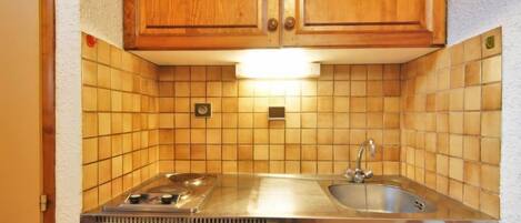 Kühlschrank, Mikrowelle, Hochstuhl, Kochgeschirr/Geschirr/Besteck