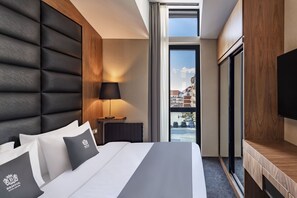 Habitación estándar con 1 cama matrimonial o 2 individuales | Caja de seguridad en la habitación y escritorio 