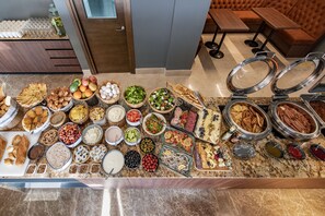 Desayuno buffet los fines de semana (USD 15 por persona) 