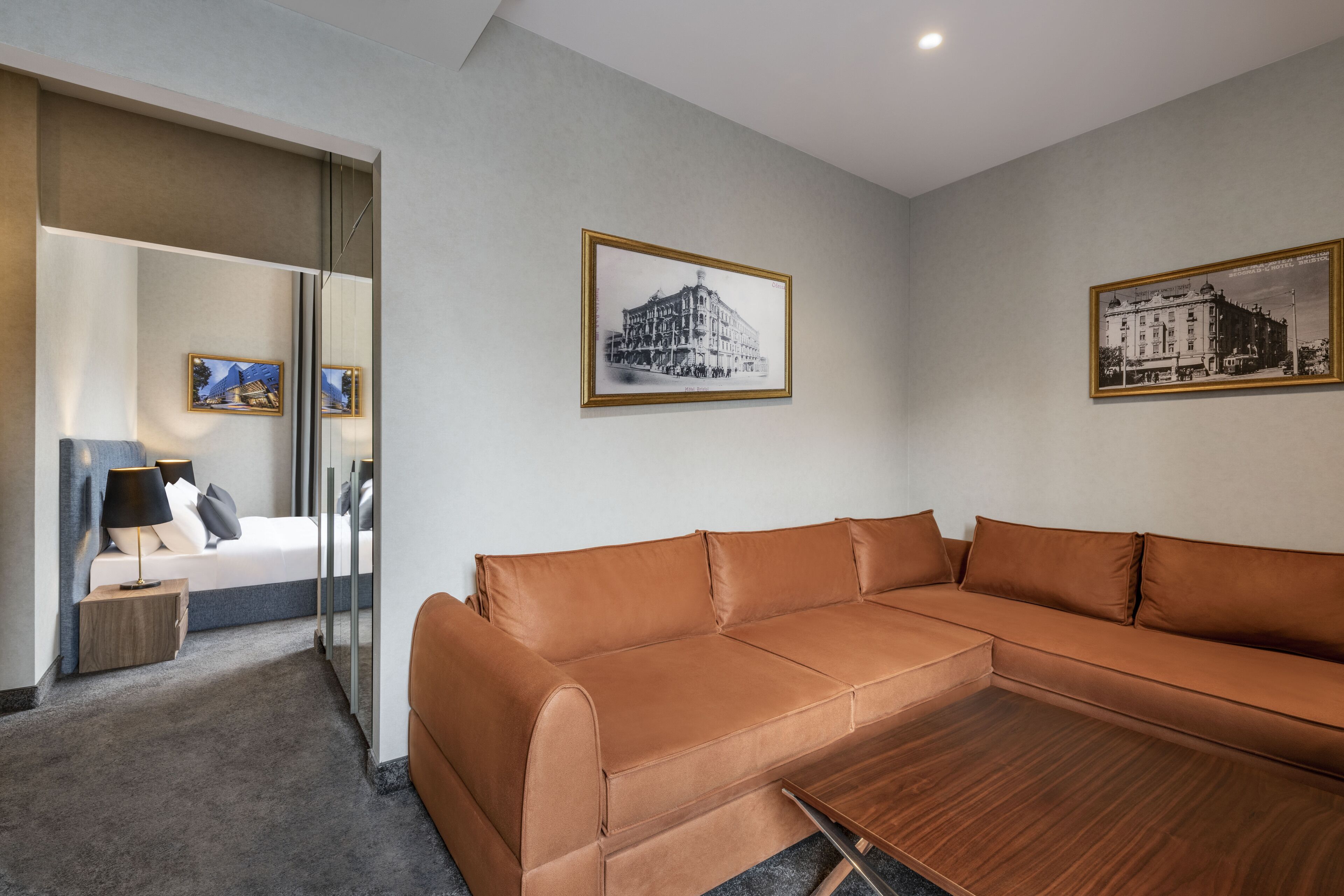 Habitación familiar | Caja de seguridad en la habitación y escritorio 