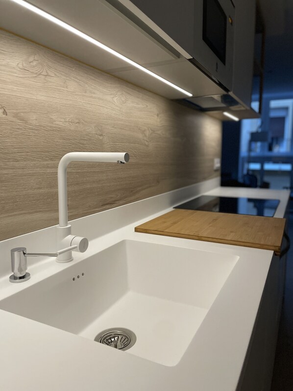 Réfrigérateur, micro-ondes, four, plaque de cuisson