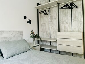 1 chambre, bureau, fer et planche à repasser, lit parapluie