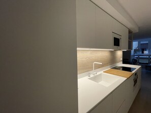 Refrigerador, microondas, horno, placa de cocina