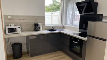 Een koelkast, een microgolfoven, een oven, een kookplaat