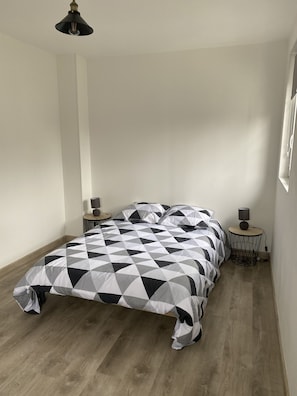 2 chambres, fer et planche à repasser, lit parapluie, Wi-Fi