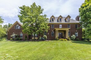 Exterior - Beautiful Country Estate Basement Apartment (Richmond)