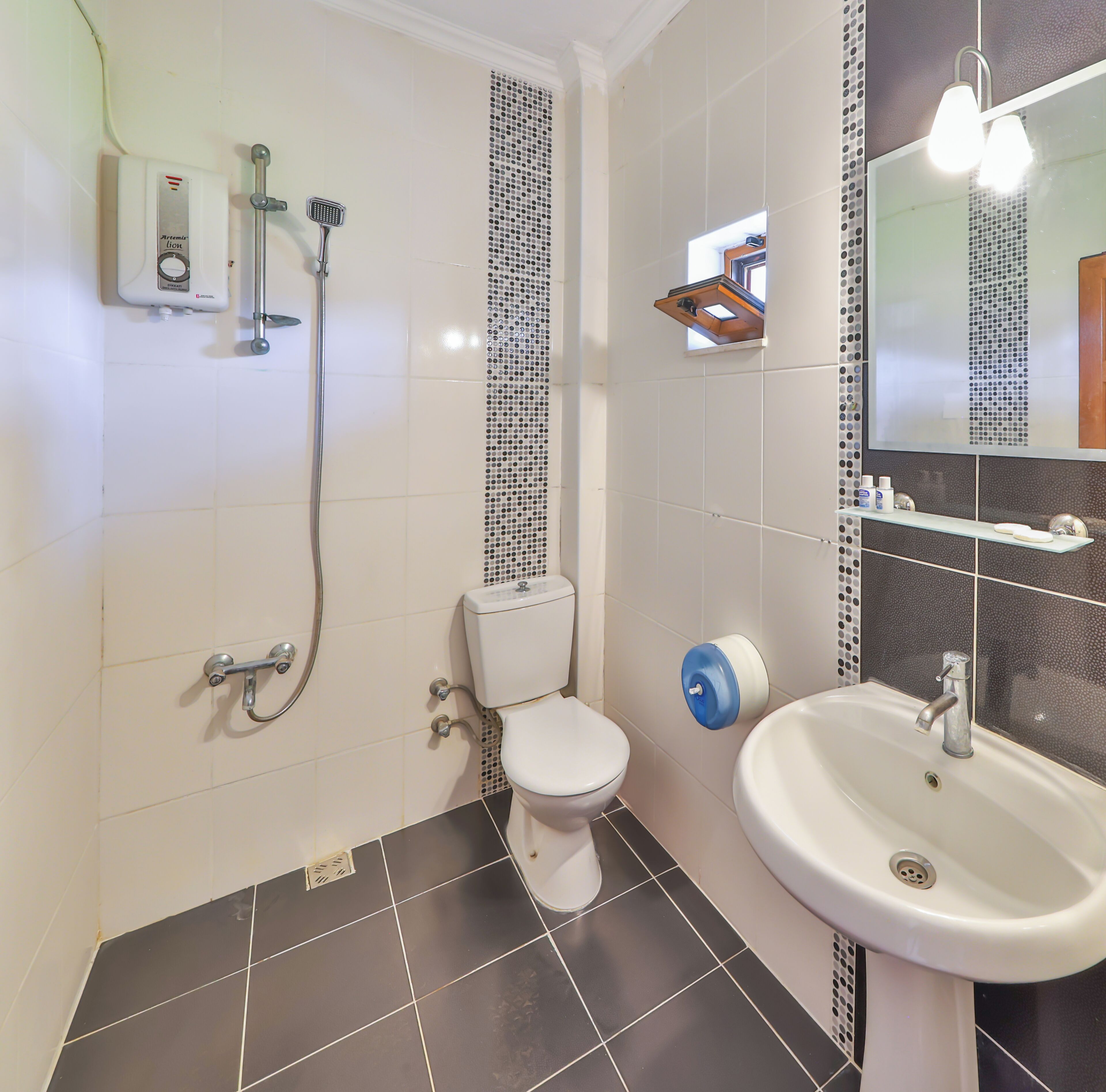 Chambre Standard Double ou avec lits jumeaux | Salle de bain | Chaussons