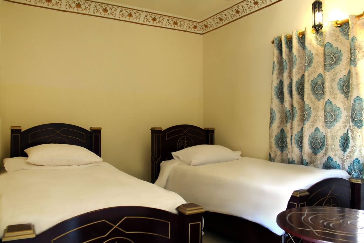Deluxe Palm Twin Room | Bed sheets
