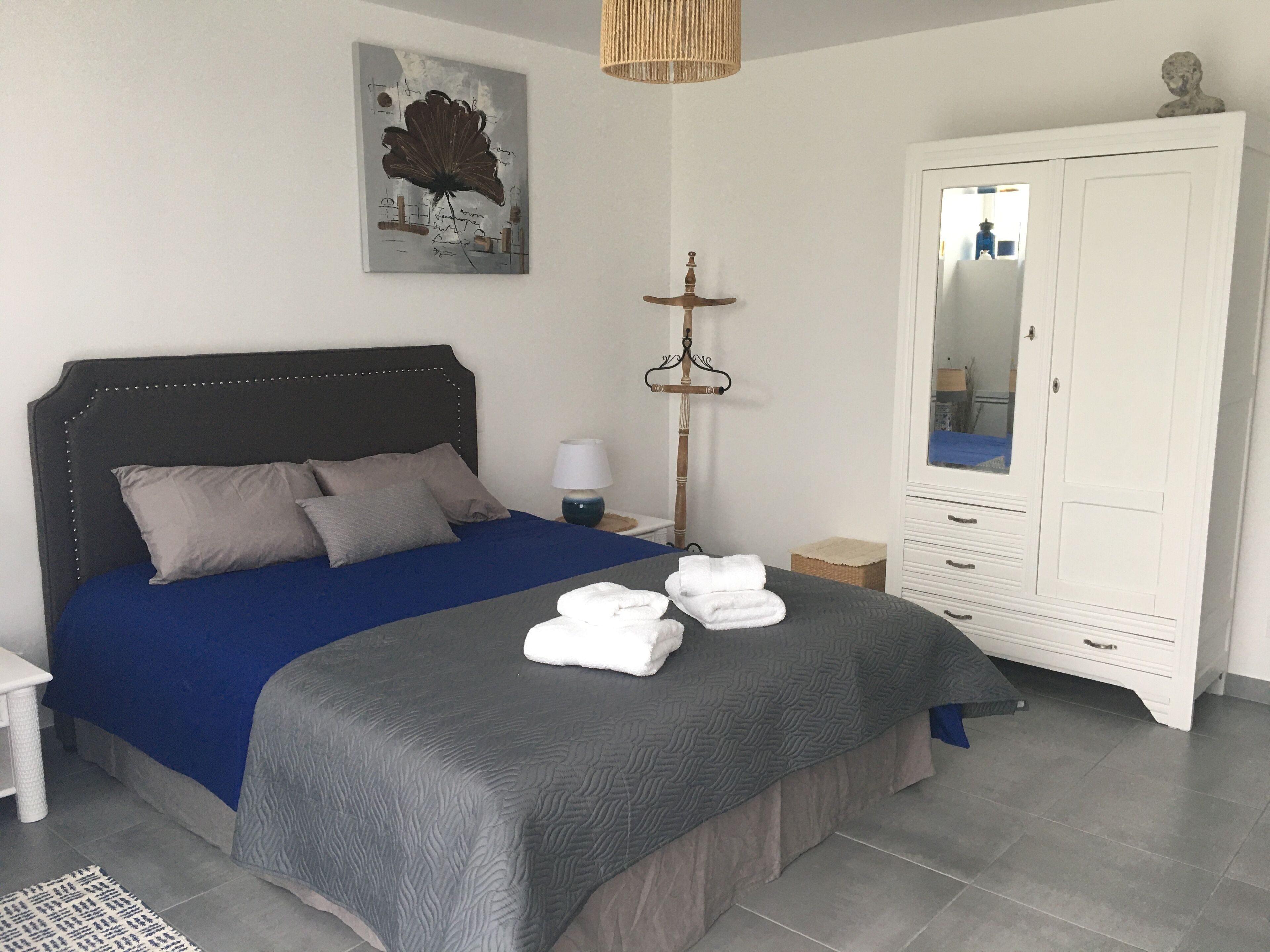 Charming furnished apartment for 6 people in a quiet area with swimming pool