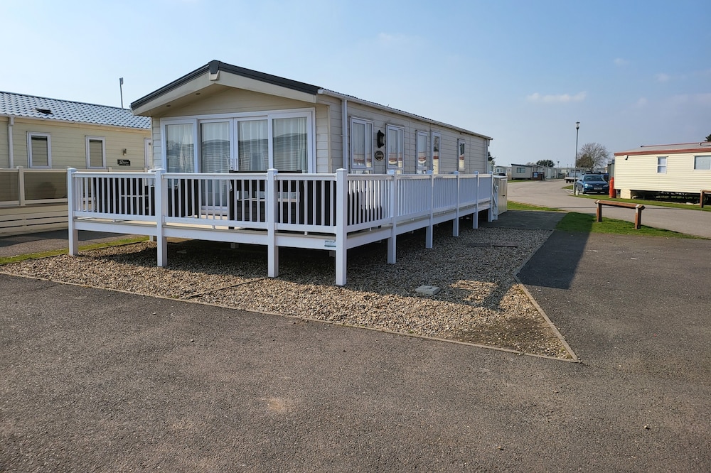 Remarkable 2-bed Lodge in Clacton-on-sea
