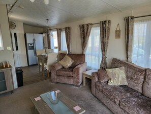 Cabin | Living room - 2br-sleeps6-fireplace-parking-patio-seaside (Clacton-on-Sea)