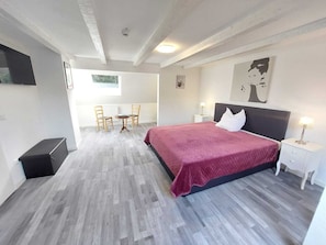 Smart TV 43-inci dengan saluran TV satelit, TV, dan mainan