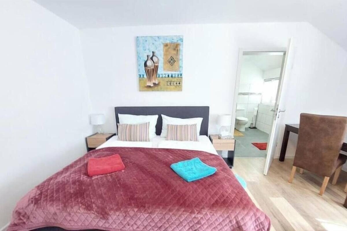 Kamar Deluks, 1 Tempat Tidur King, Bebas Asap Rokok, area taman | Busa memori, meja kerja, tirai kedap cahaya, dan Wi-Fi gratis