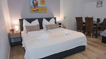 Deluxe-Zimmer, 1 King-Bett, Nichtraucher, zum Garten hin | Betten mit Memory-Foam-Matratzen, individuell dekoriert