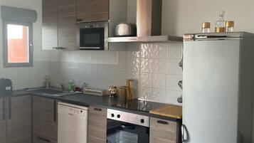 Een magnetron, een vaatwasser, een koffiezetapparaat/waterkoker