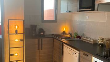 Microwave, dishwasher, coffee/tea maker, cookware/dishes/utensils