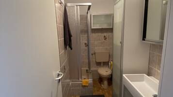 Een douche, een haardroger, handdoeken, zeep