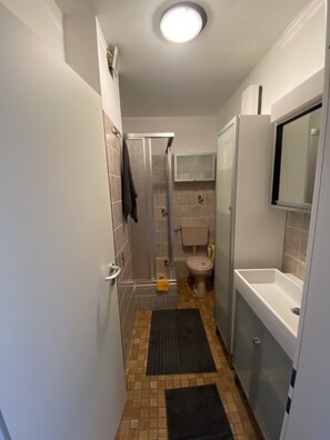 Een douche, een haardroger, handdoeken, zeep