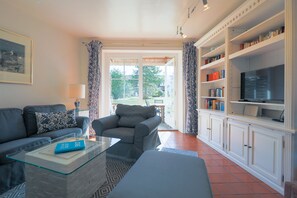 Fernseher, Kamin, Bücher