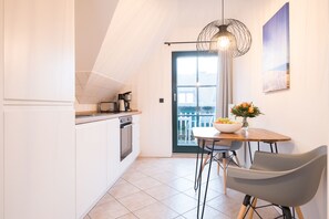 Réfrig érateur, un four, surface de cuisson, lave-vaisselle