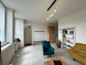 TV - Charming Independent Cottage in Historic School with All-Inclusive Amenities (Paudy)
