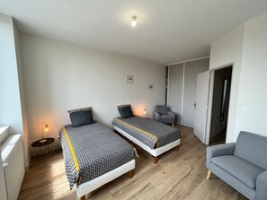 3 bedrooms, free WiFi, bed sheets - Charming Independent Cottage in Historic School with All-Inclusive Amenities (Paudy)