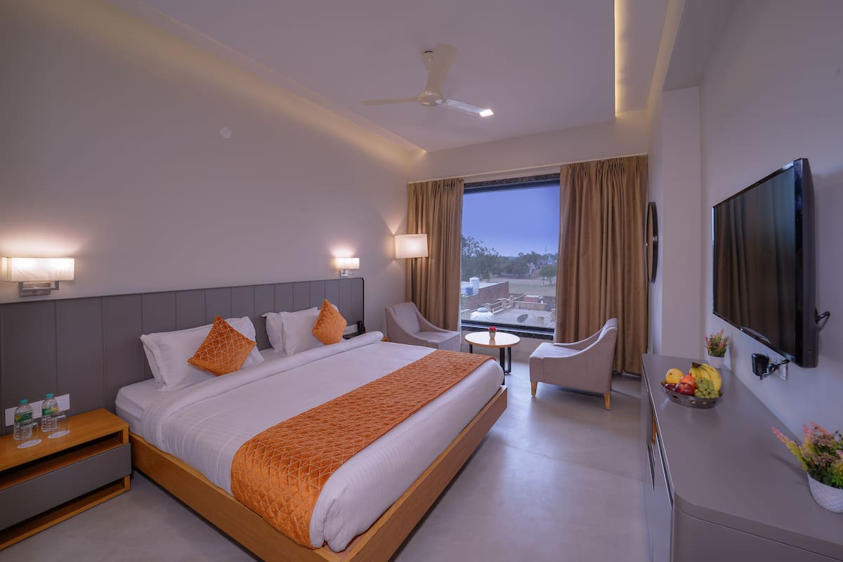 Deluxe Room | 1 bedroom, in-room safe, desk, laptop workspace