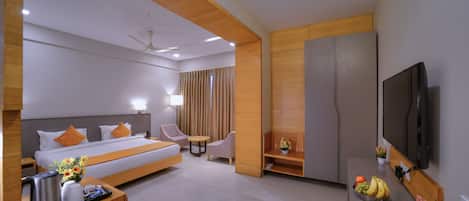 Family Suite | 1 bedroom, in-room safe, desk, laptop workspace
