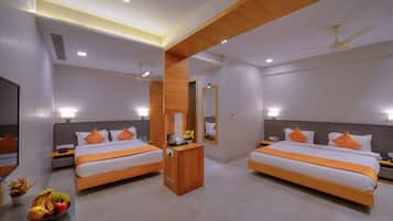 Family Suite | In-room safe, desk, laptop workspace, iron/ironing board