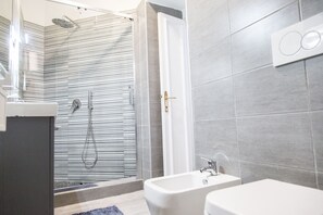Shower, bidet - Apartment in the heart of Trastevere (Roma)