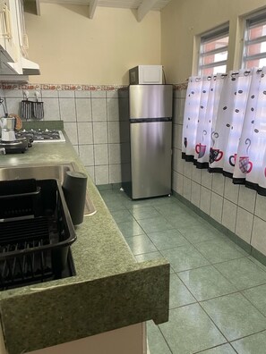 Kühlschrank, Mikrowelle, Herdplatte, Wasserkocher mit Kaffee-/Teezubehör