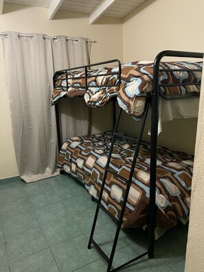 3 bedrooms, desk, WiFi, bed sheets