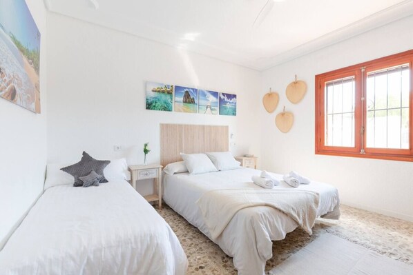A hotel room with two beds, a large window, and wall art. - Fidalsa Imperial Malibu (Elx)