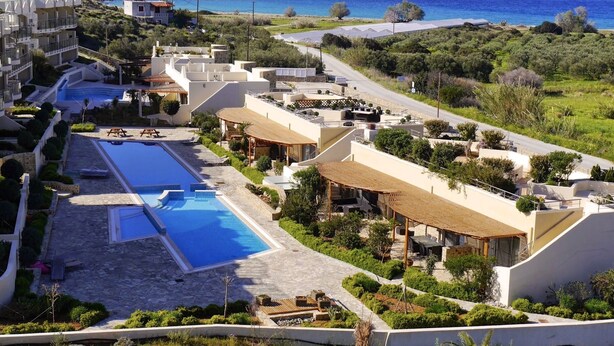 Un complexe hôtelier doté de plusieurs piscines, d’espaces de détente en plein air et offrant une vue sur la mer.