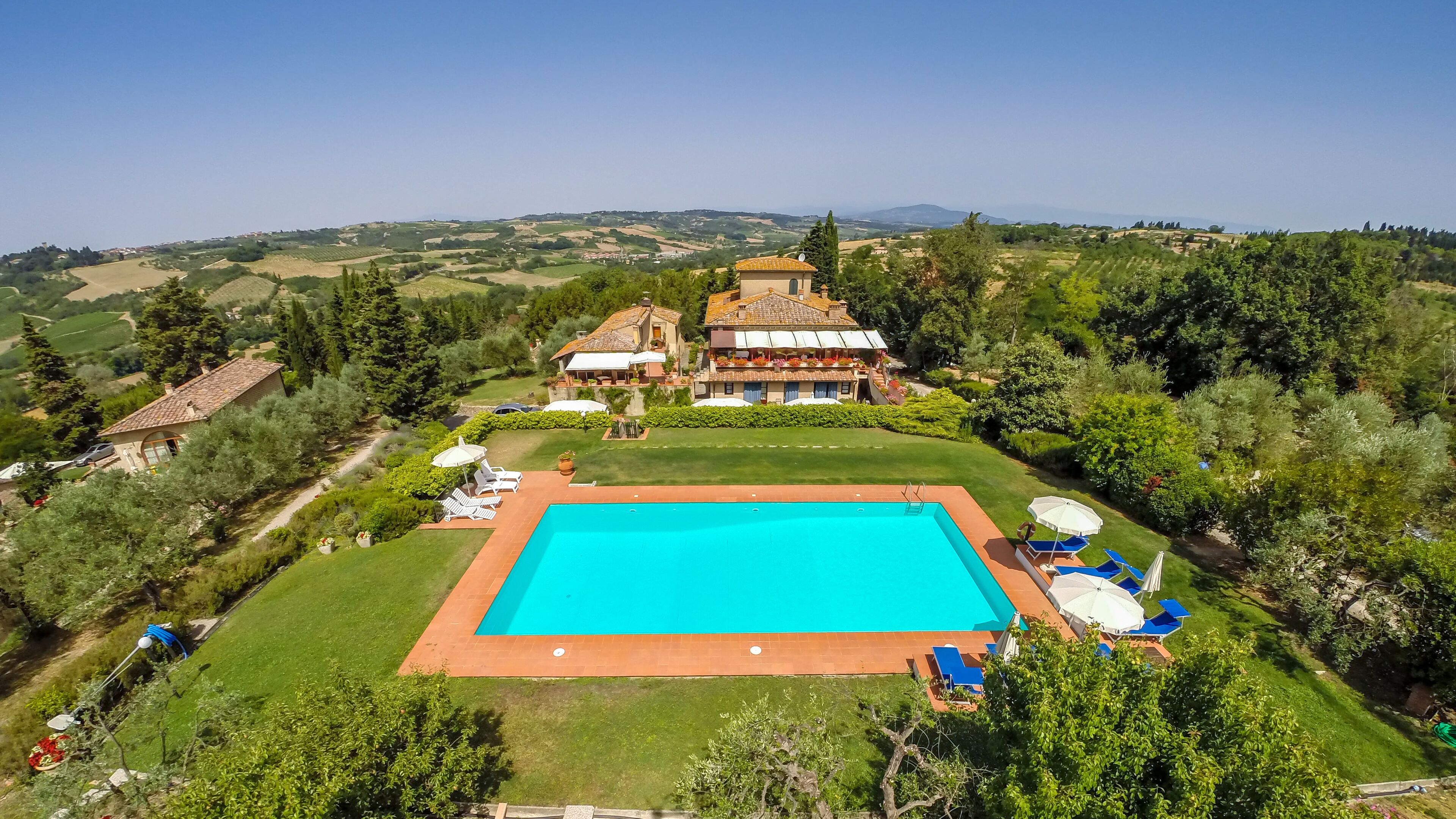 Apartment in the green of Chianti with panoramic swimming pool