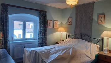 2 Schlafzimmer, Schreibtisch, Bügeleisen/Bügelbrett, kostenloses WLAN