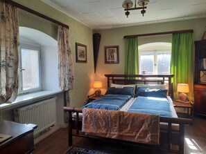 2 bedrooms, desk, iron/ironing board, free WiFi - Living in a stately home from 1848 in the Fichtelgebirge (Ebnath)