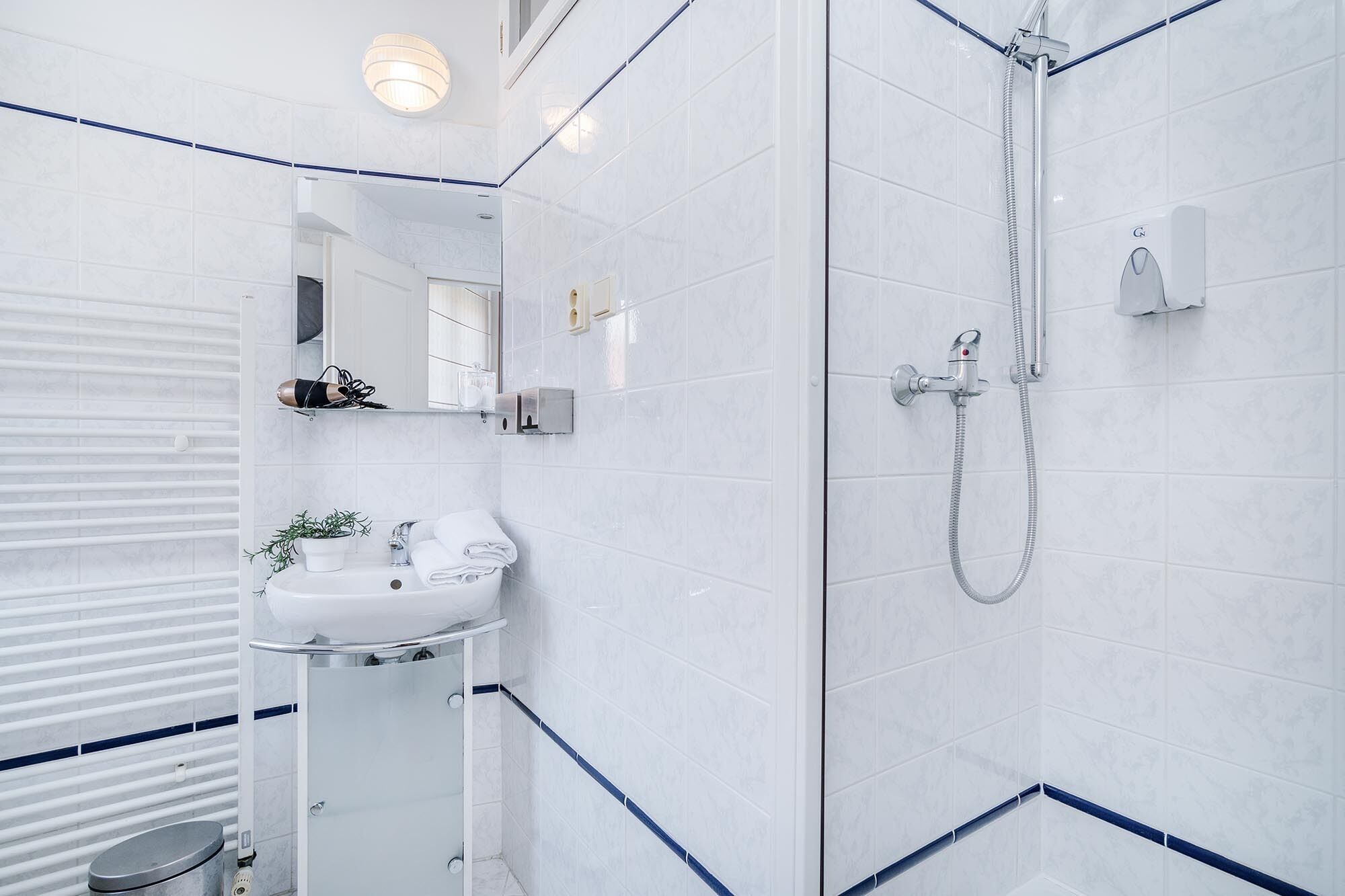 Appartement | Badkamer | Een haardroger, handdoeken