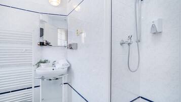 Appartement | Badkamer | Een haardroger, handdoeken