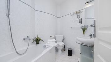 Apartment | Badezimmer | Haartrockner, Handtücher